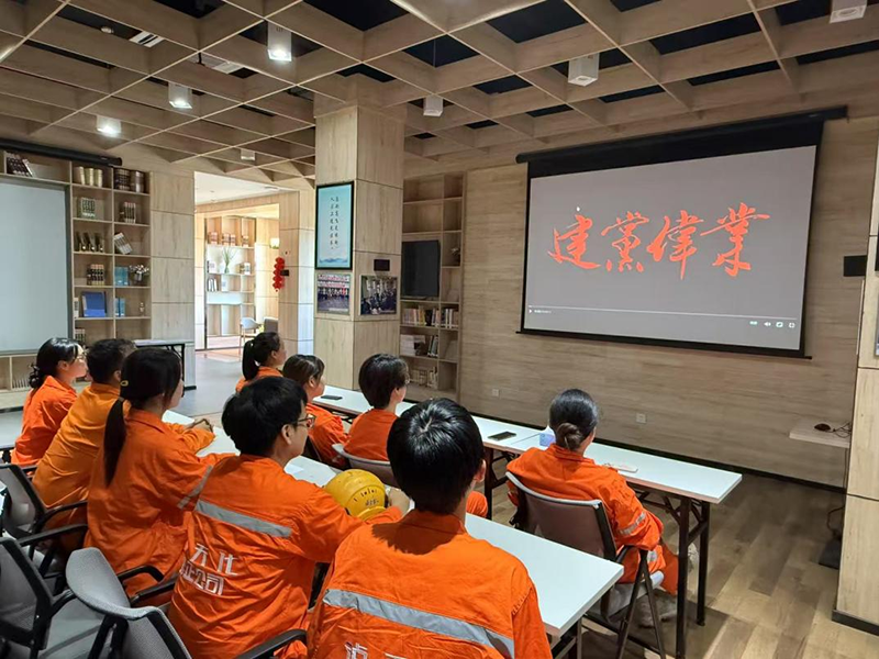 弘旭團(tuán)總支開(kāi)展“光影淬初心 熒幕鑄黨魂”觀看紅色影片活動(dòng)(圖1) 弘旭團(tuán)總支開(kāi)展“光影淬初心 熒幕鑄黨魂”觀看紅色影片活動(dòng)(圖1)