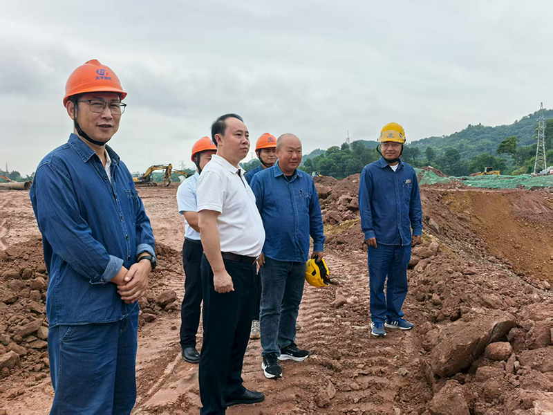 廖廷君到弘旭公司箱涵項目部現(xiàn)場調(diào)研指導(dǎo)工作(圖1) 廖廷君到弘旭公司箱涵項目部現(xiàn)場調(diào)研指導(dǎo)工作(圖1)